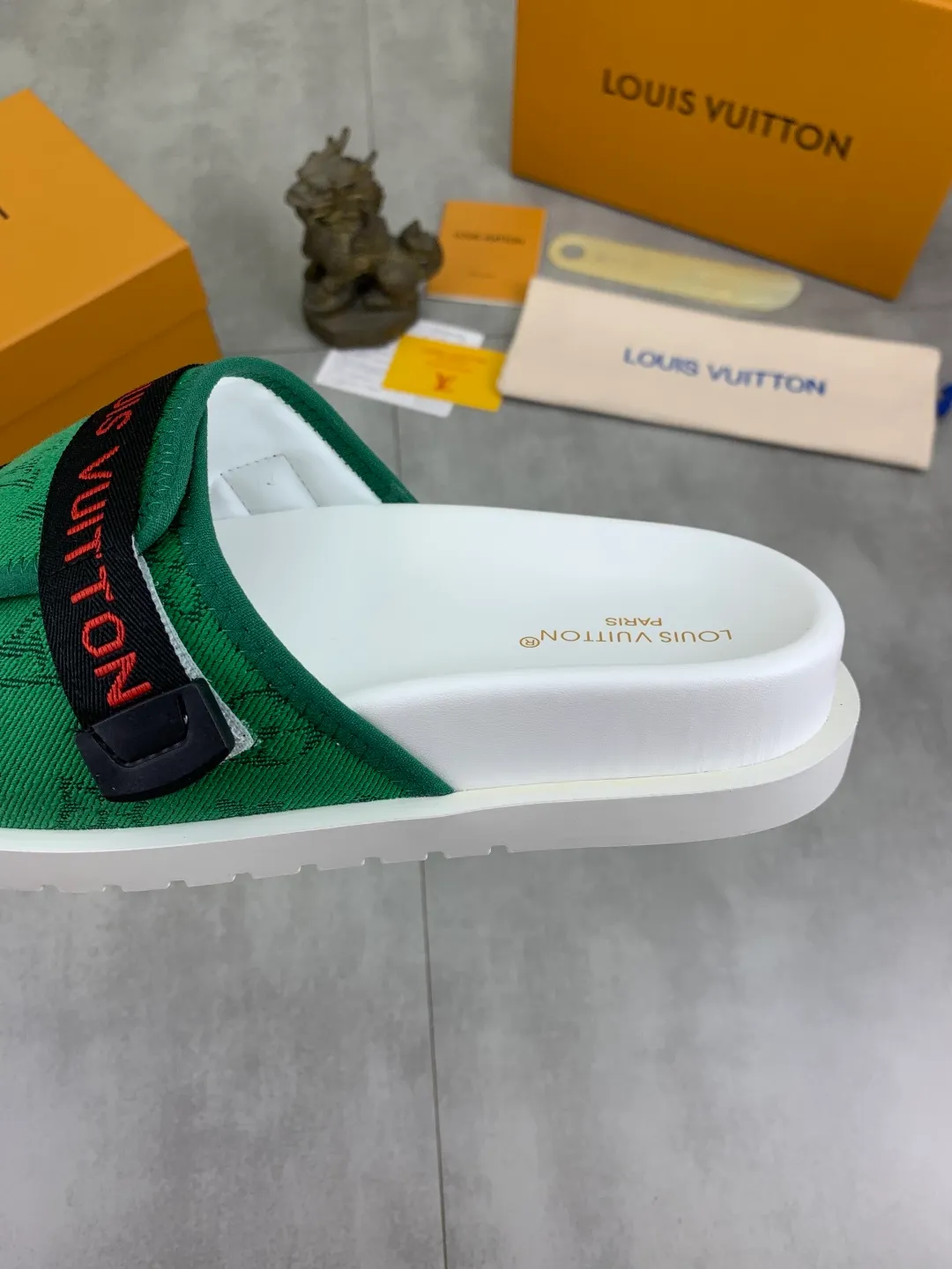 Men's shoes 💰P320💰【New style】🆘 Original quality 【LOUIS VUITTON】The popular Louis Vuitton LV men's slippers on the official website are on sale simultaneously! Original fabric imported from Italy, original factory special supply, code number: 38-44 (45 customized), many colors available